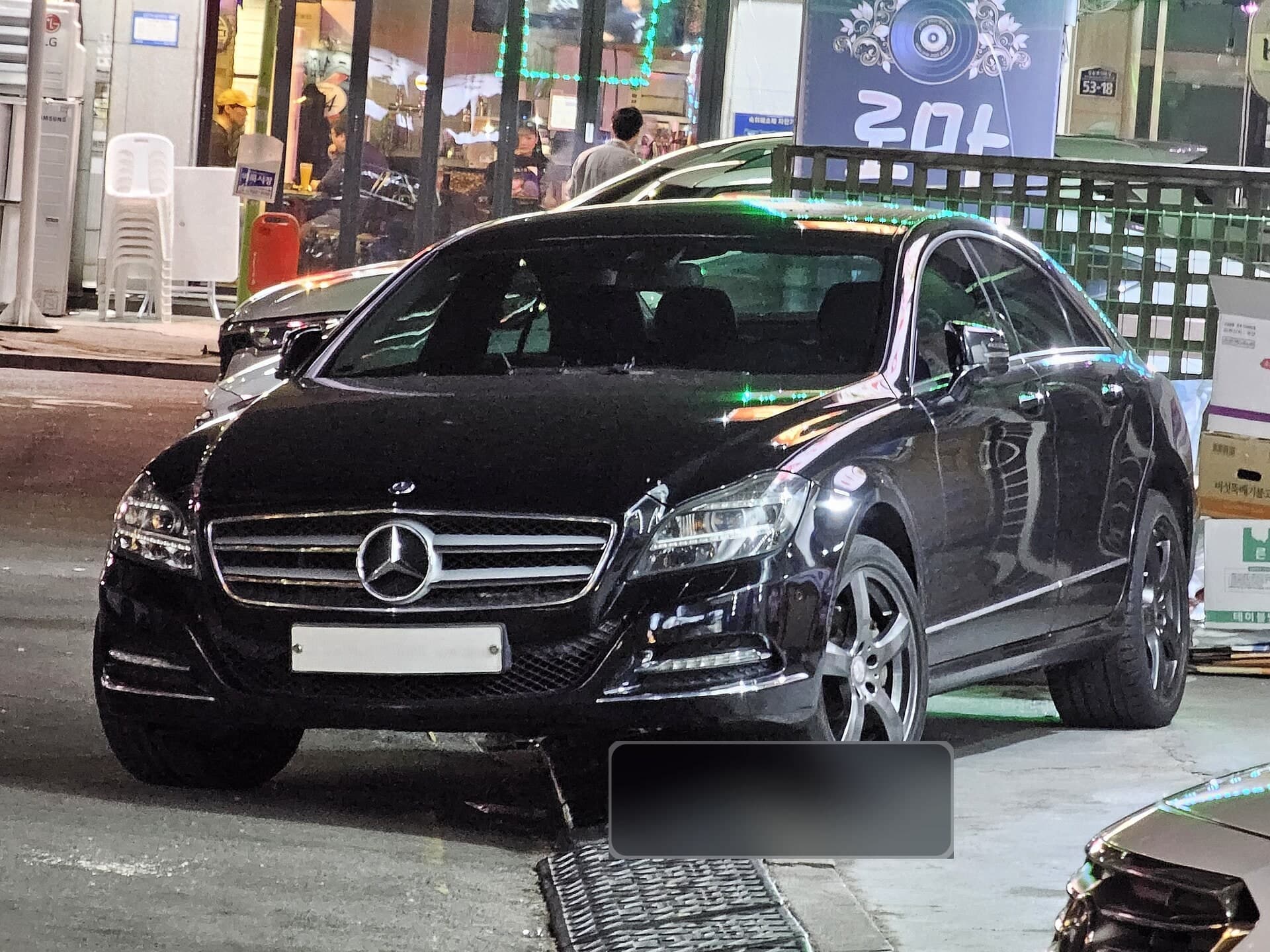 Mercedes-Benz CLS C218 u crnoj boji, bočni profil
