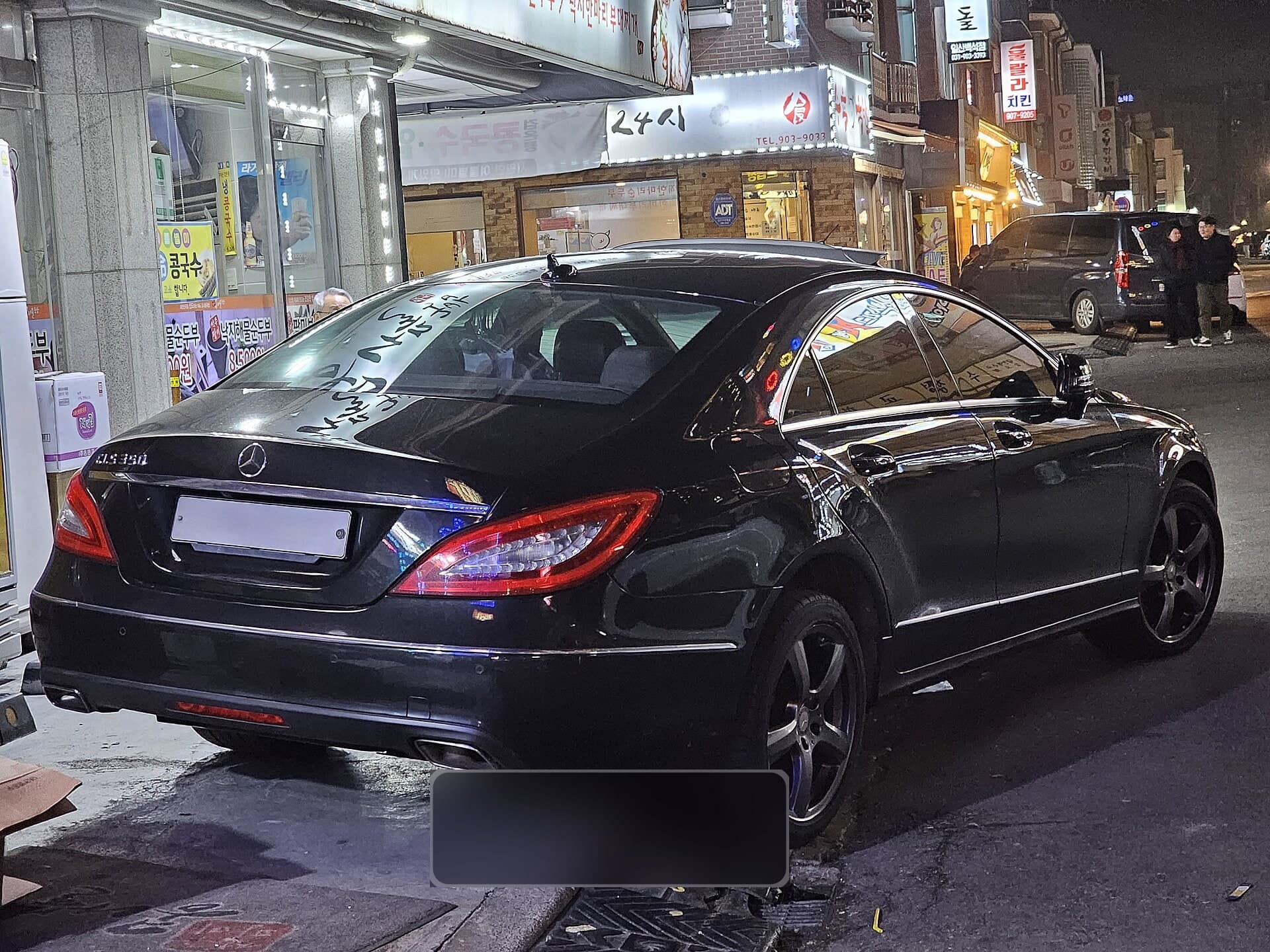 Mercedes-Benz CLS C218 u crnoj boji, zadnji deo